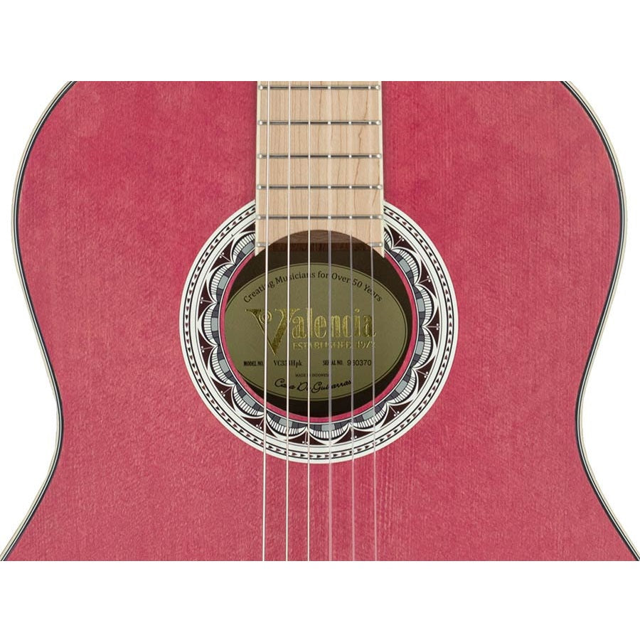 Valencia VC354PK – Chitară clasică 4/4, molid Sitka & mahon, roz satinat (pink)