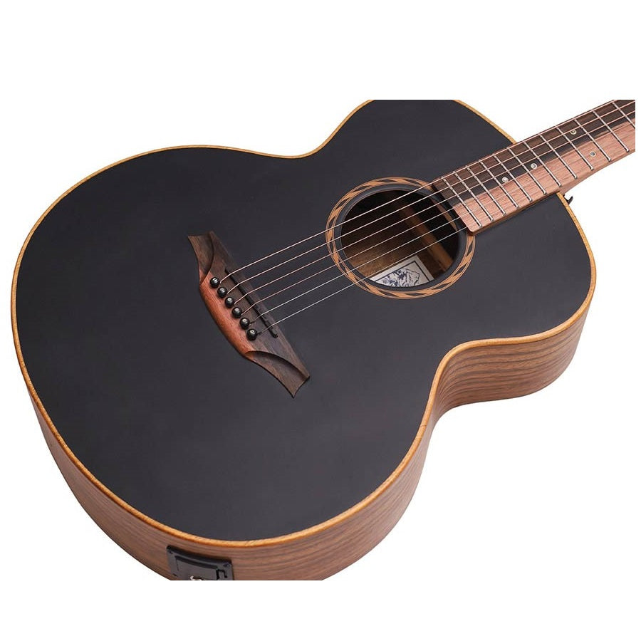 Bromo BAT8MEBK – Chitară electro-acustică mini jumbo, 6 corzi, cu husă