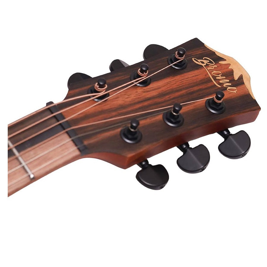 Bromo BAT8MEBK – Chitară electro-acustică mini jumbo, 6 corzi, cu husă